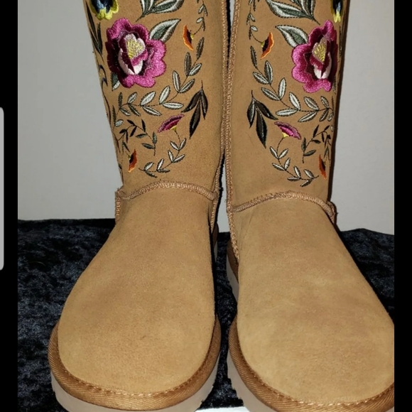 UGG Shoes - NEW EMBROIDERED UGG BOOTS SIZE 8